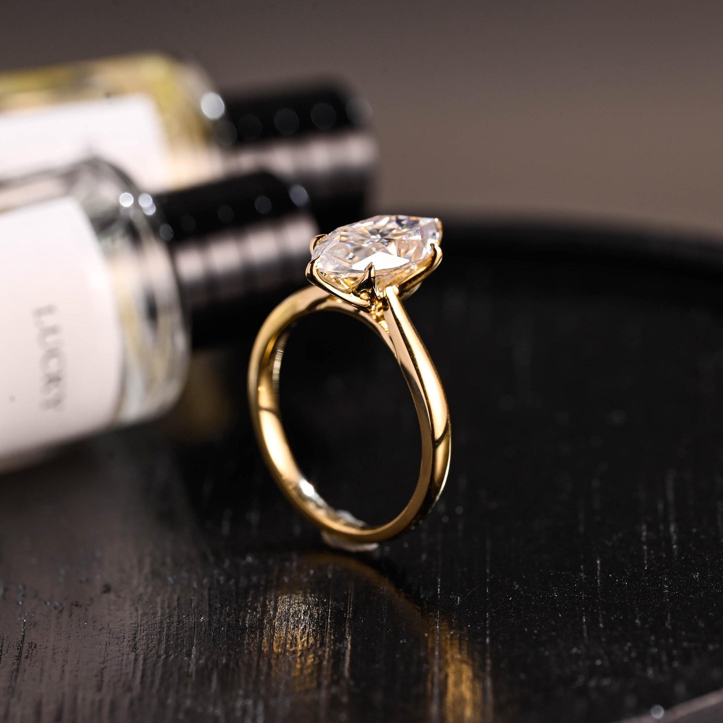 2.5 ct · Anillo de Compromiso Tulipán Corte Marquise con Montura Catedral
