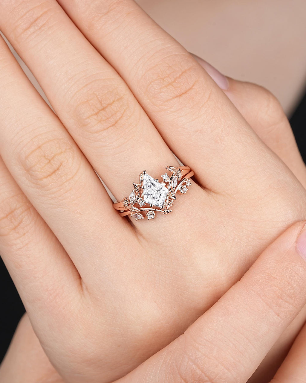 Juno Conjunto inspirado en la Naturaleza Anillo de Compromiso 1 Quilate + Argolla Diamantes de Laboratorio oro de 14 kilates