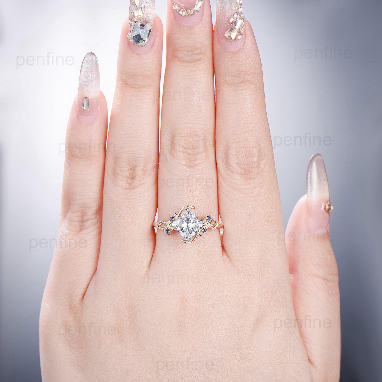 Neytiri Anillo de Compromiso con Diamante de Laboratorio Corte Princesa 2 Quilates en Oro de 14K