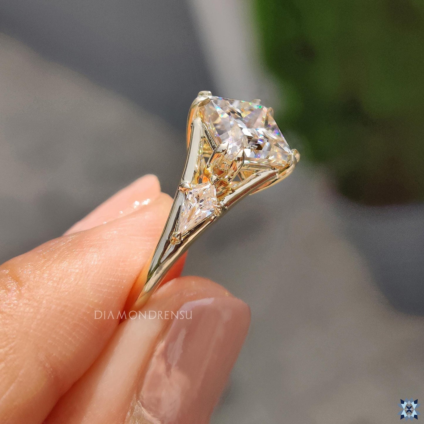 Narciso — Anillo de Compromiso Diamante de Laboratorio Princesa 3 Piedras Oro 14K