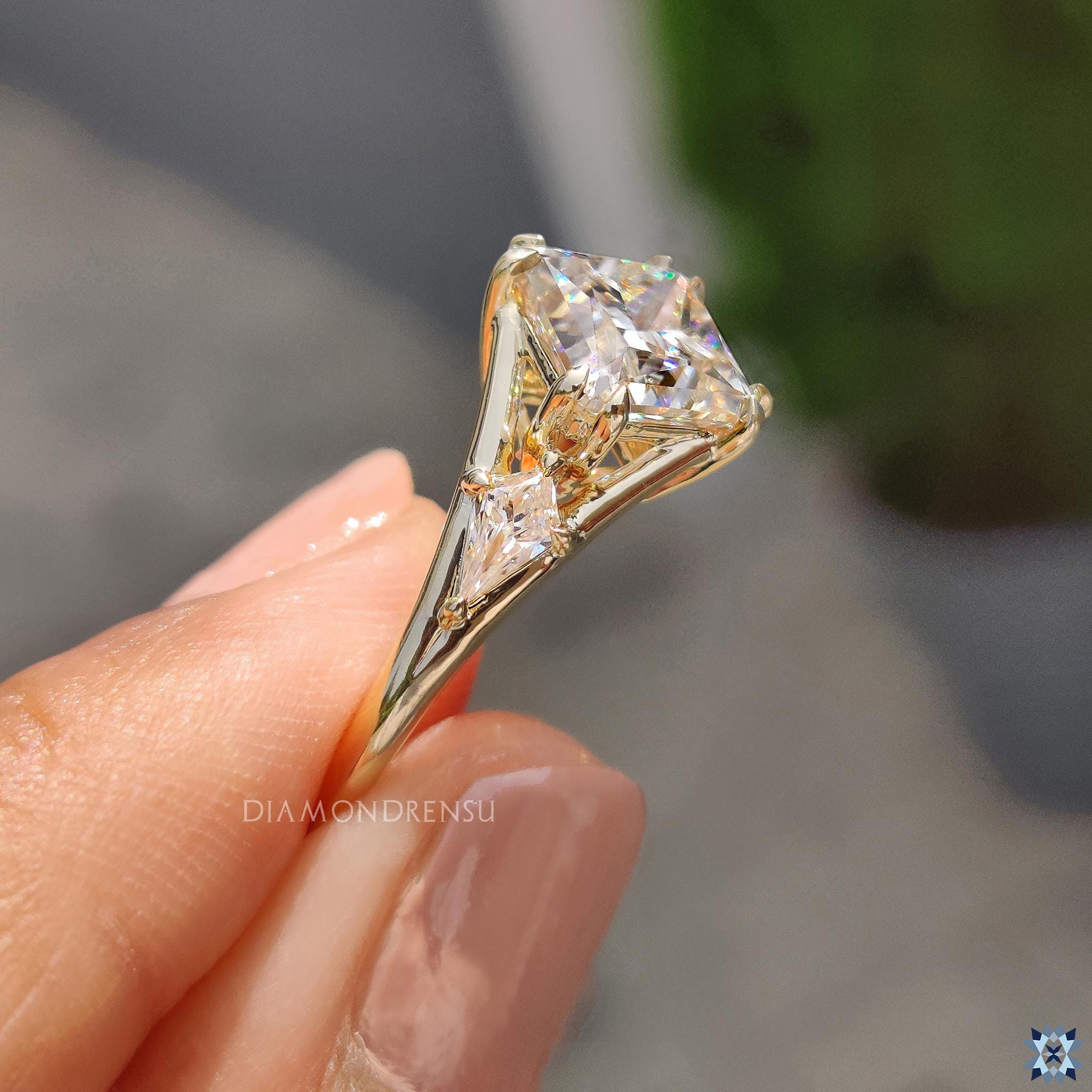 Niebla del Valle Anillo de Compromiso 3 Piedras con Diamante de Laboratorio Corte Princesa en Oro de 14K