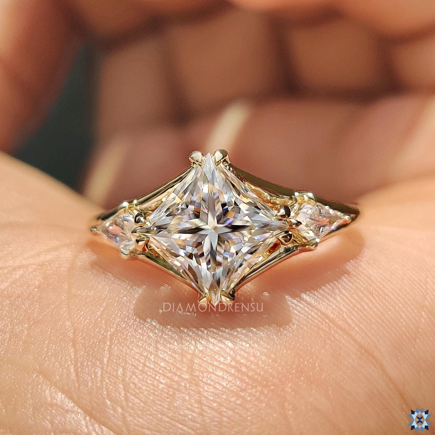 Narciso — Anillo de Compromiso Diamante de Laboratorio Princesa 3 Piedras Oro 14K