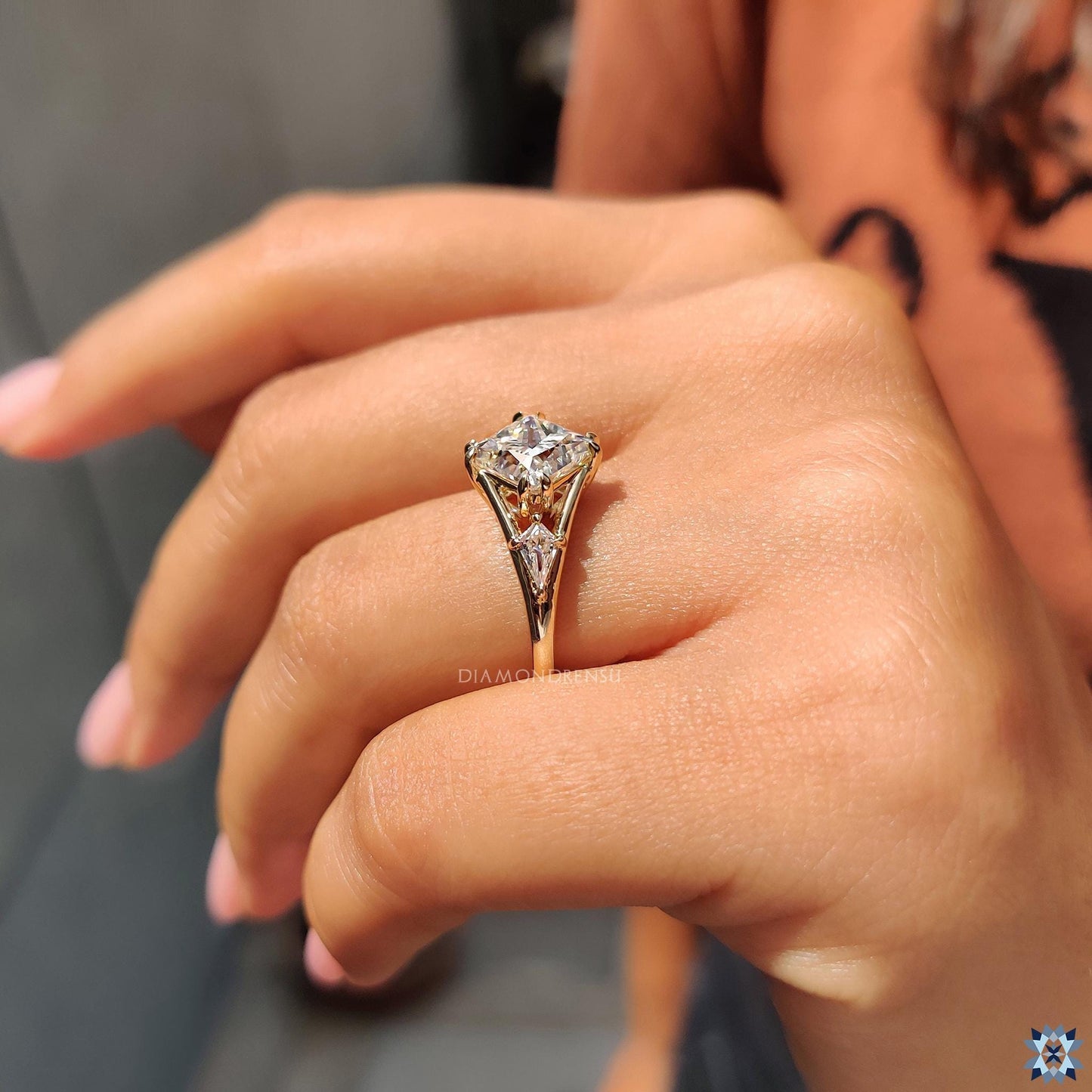 Narciso — Anillo de Compromiso Diamante de Laboratorio Princesa 3 Piedras Oro 14K