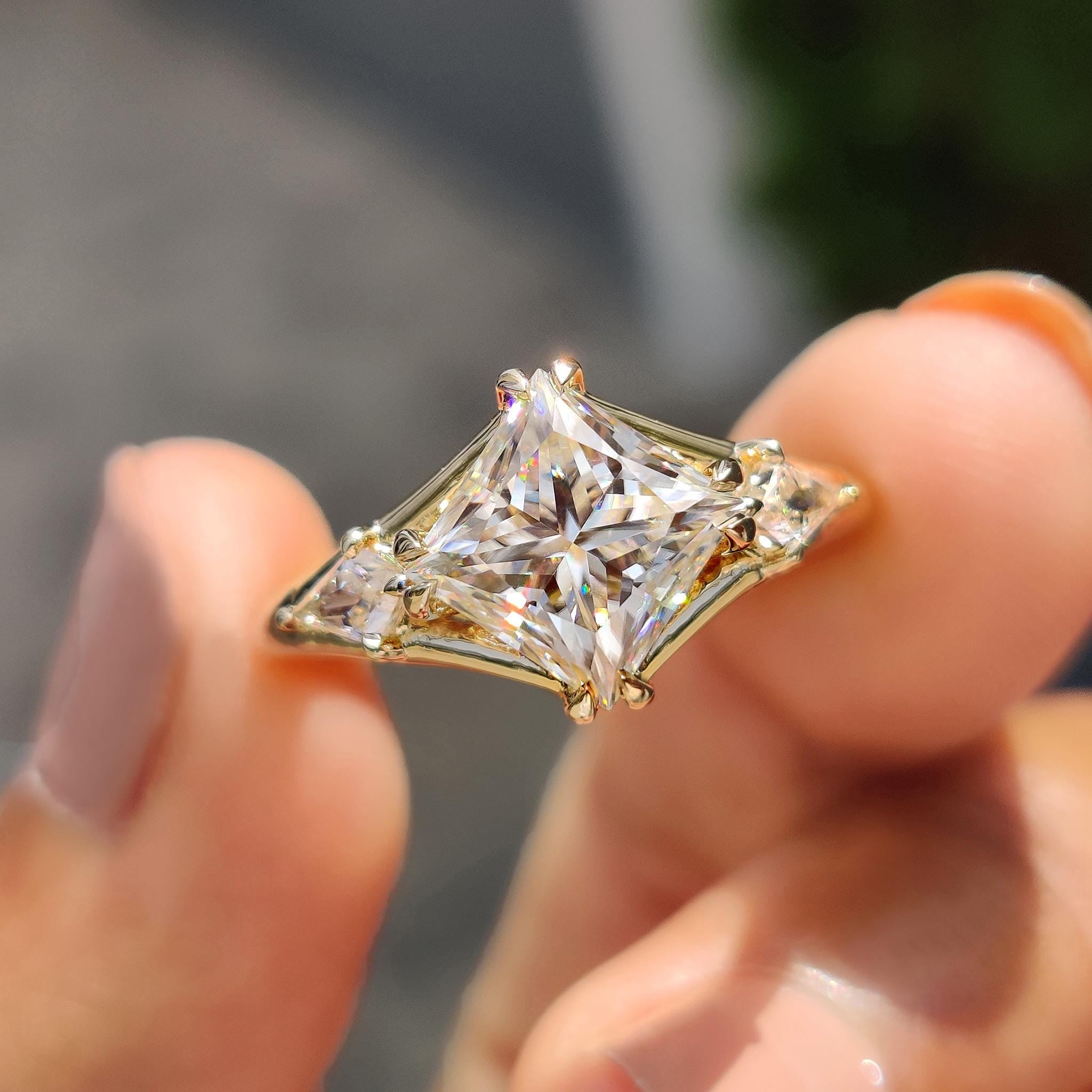 Niebla del Valle Anillo de Compromiso 3 Piedras con Diamante de Laboratorio Corte Princesa en Oro de 14K