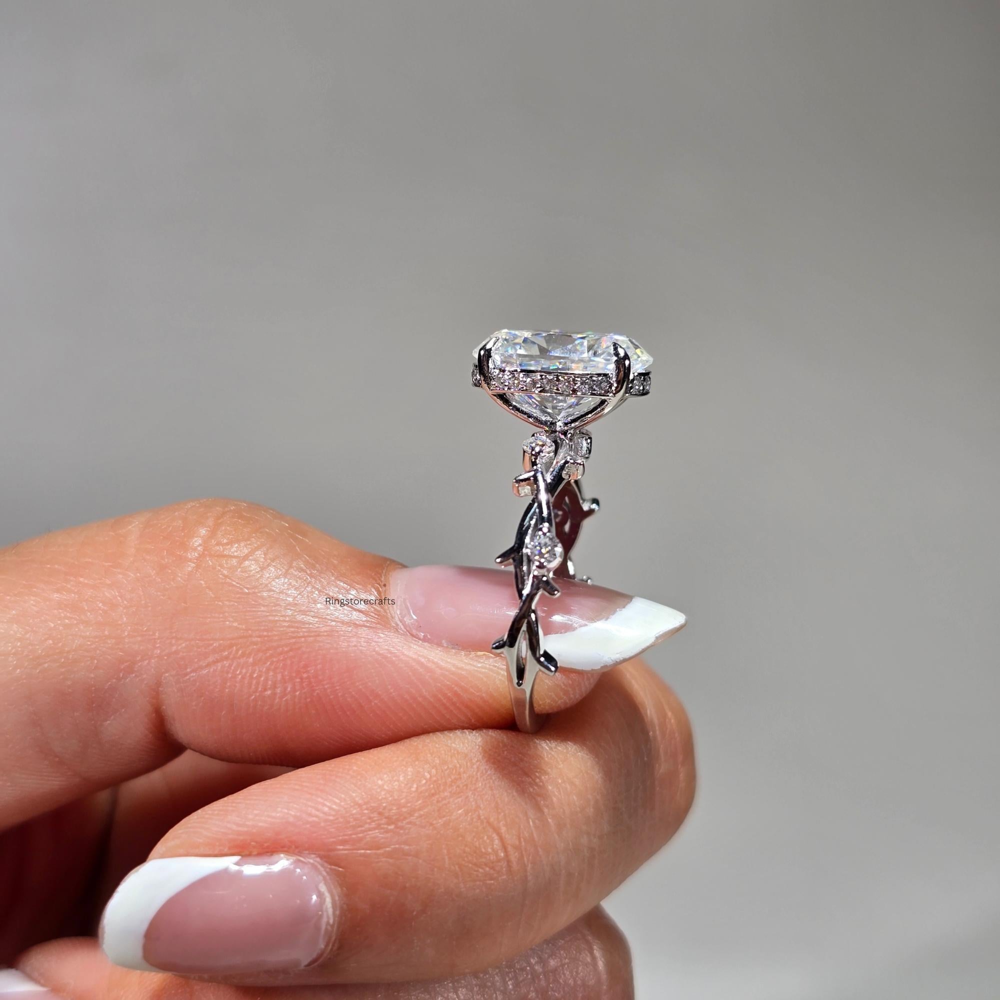 Seraphina Anillo con Patrón de Vides Florales y Diamante lab Oval 2.5 Ct