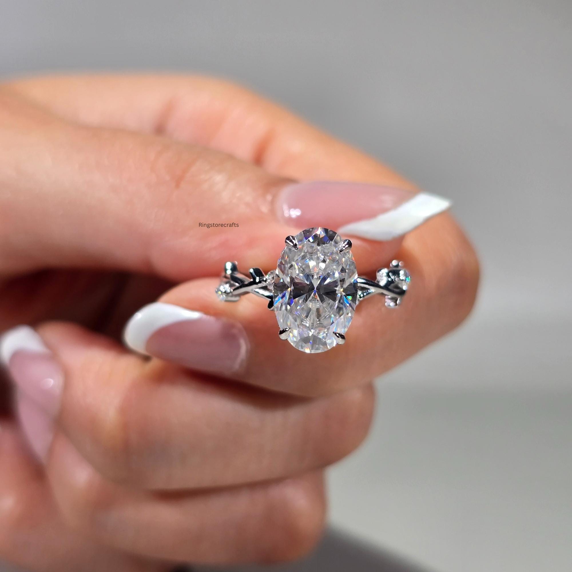 Seraphina Anillo con Patrón de Vides Florales y Diamante lab Oval 2.5 Ct