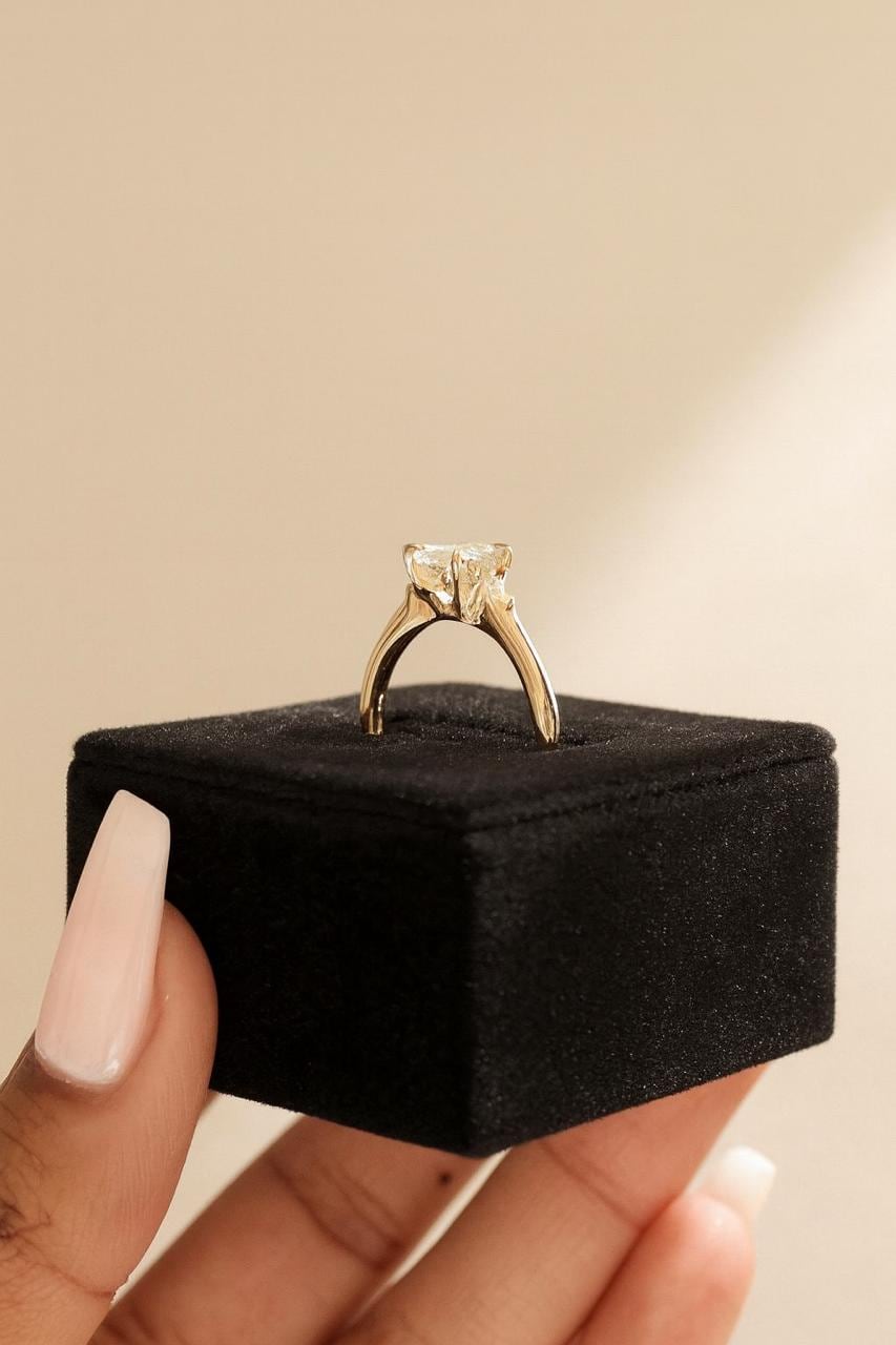 2 ct Anillo de Compromiso Tres Piedras Corte Ovalado