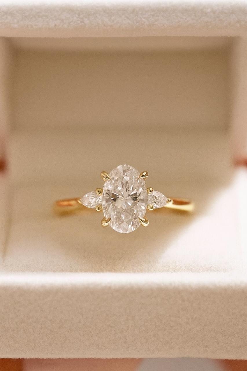 2 ct Anillo de Compromiso Tres Piedras Corte Ovalado