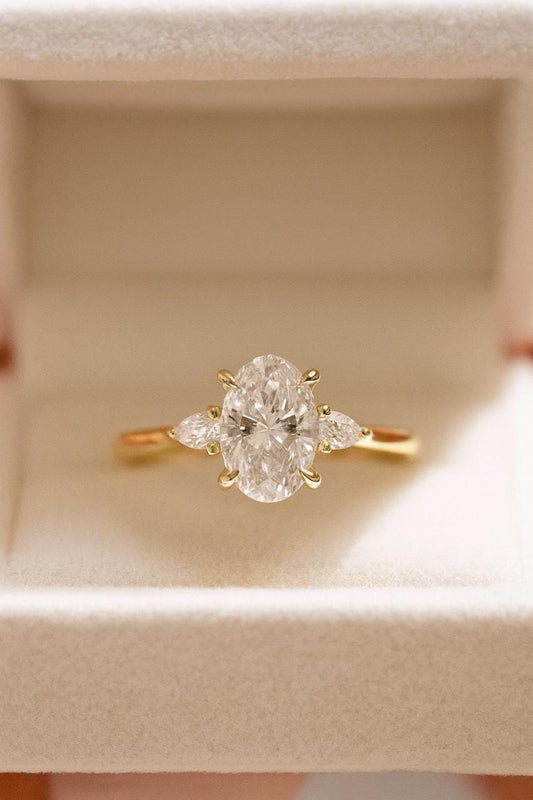2 ct Anillo de Compromiso Tres Piedras Corte Ovalado