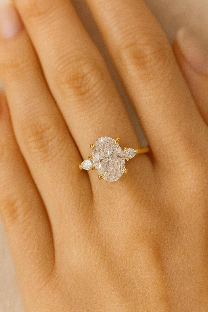 2 ct Anillo de Compromiso Tres Piedras Corte Ovalado