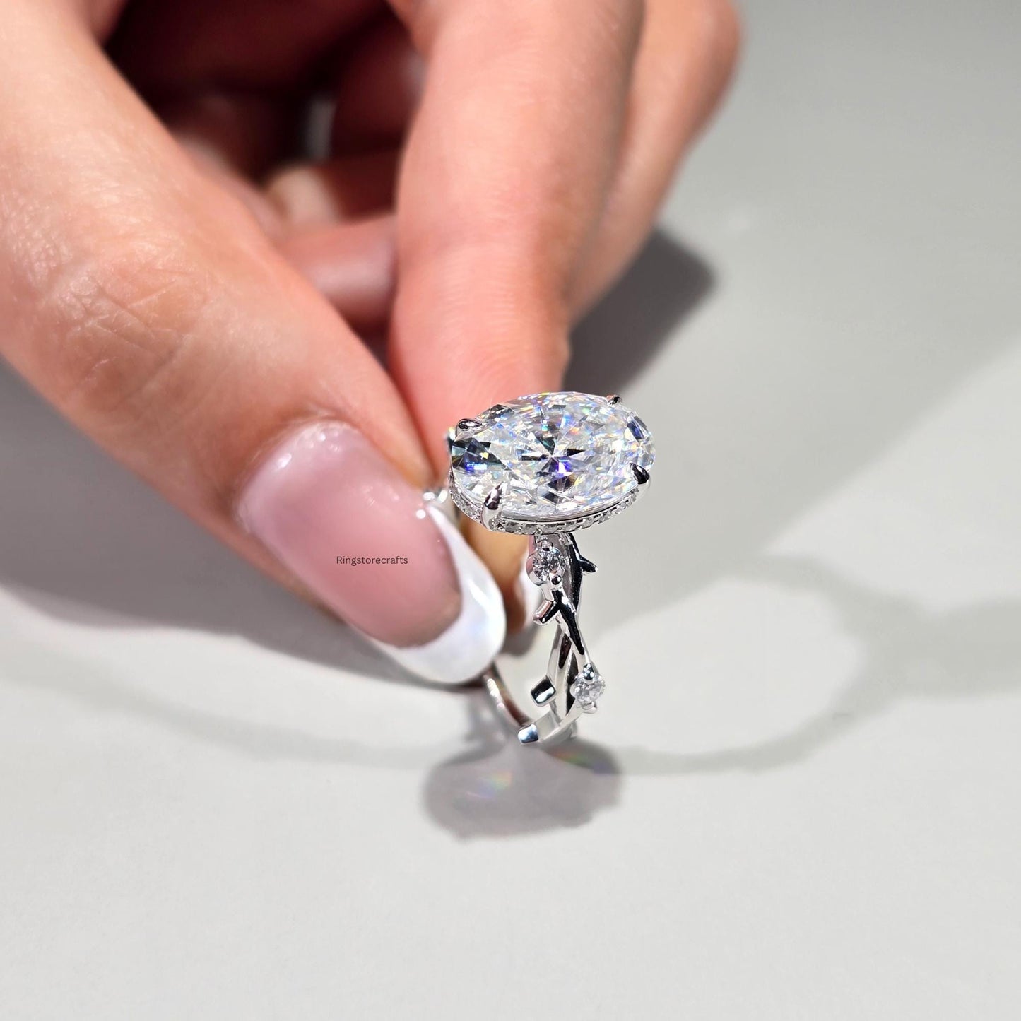 Begonia — Anillo de Compromiso Diamante de Laboratorio Oval 2.5 ct Oro 14K