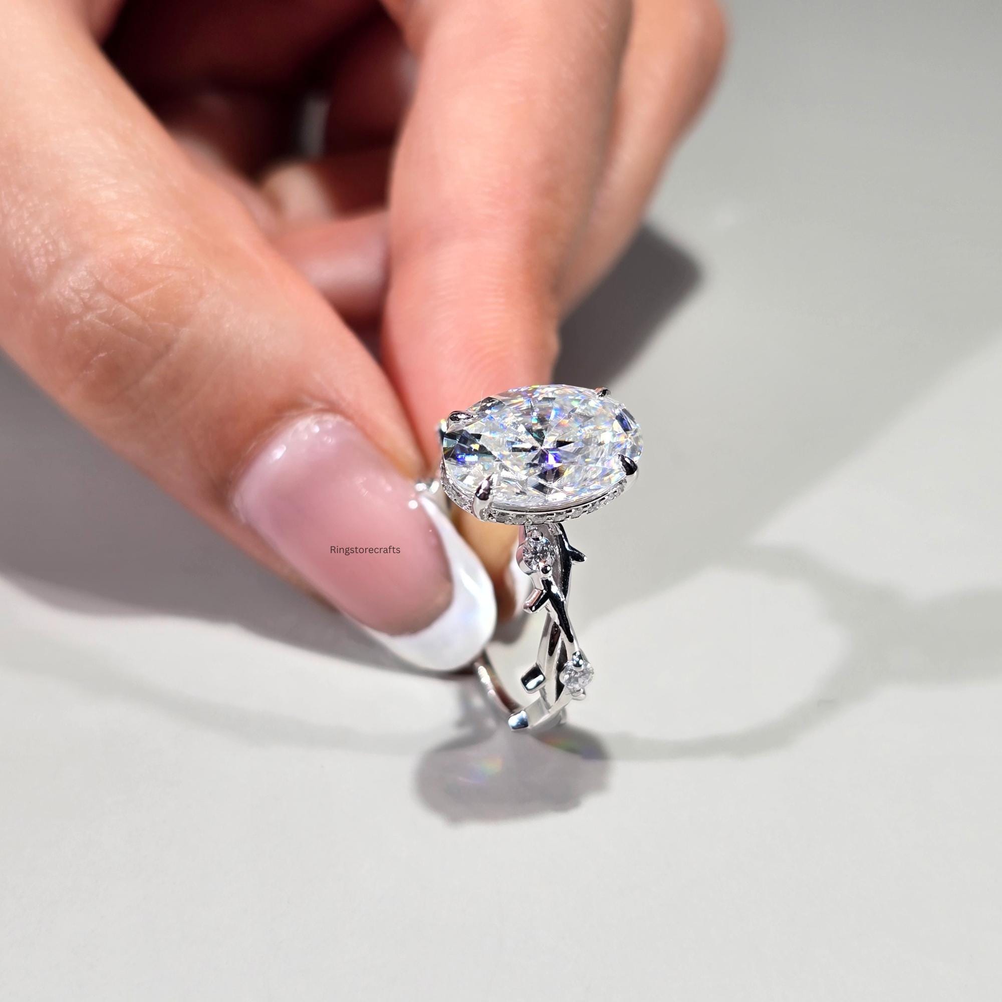 Seraphina Anillo con Patrón de Vides Florales y Diamante lab Oval 2.5 Ct