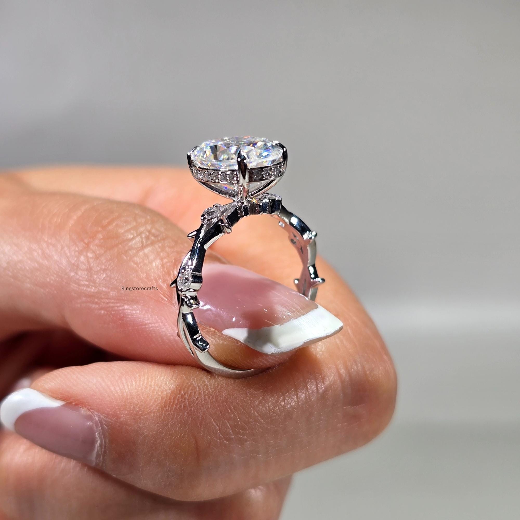 Seraphina Anillo con Patrón de Vides Florales y Diamante lab Oval 2.5 Ct