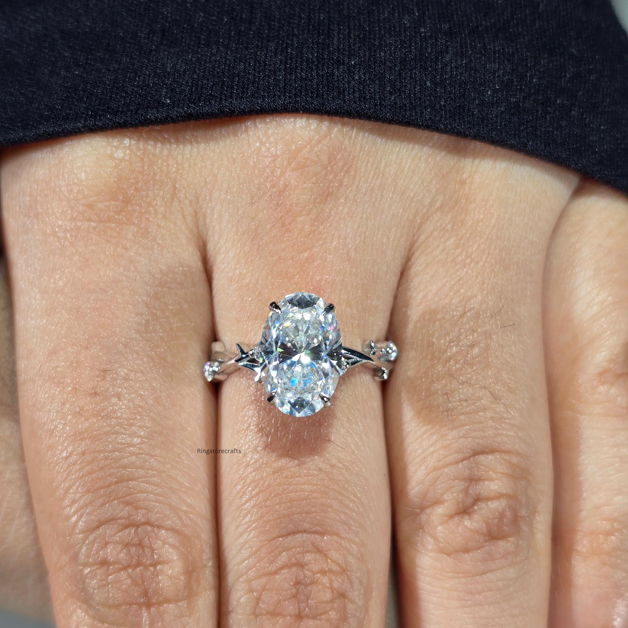 Seraphina Anillo con Patrón de Vides Florales y Diamante lab Oval 2.5 Ct