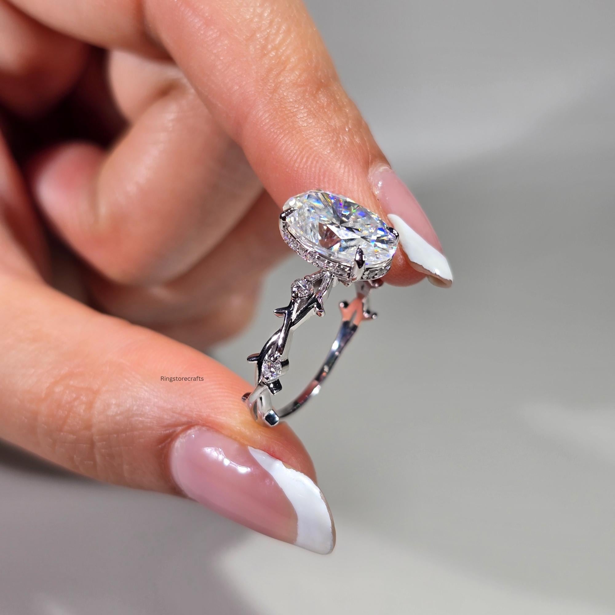 Seraphina Anillo con Patrón de Vides Florales y Diamante lab Oval 2.5 Ct