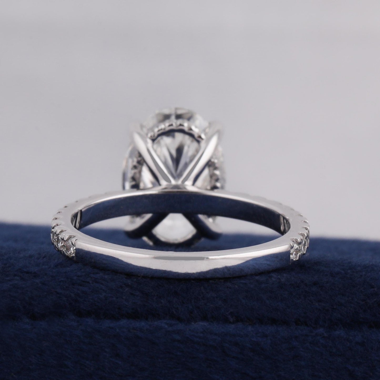 5 ct Anillo de Compromiso con Diamante Ovalado Lab-Grown Halo Oculto y Banda Pavé