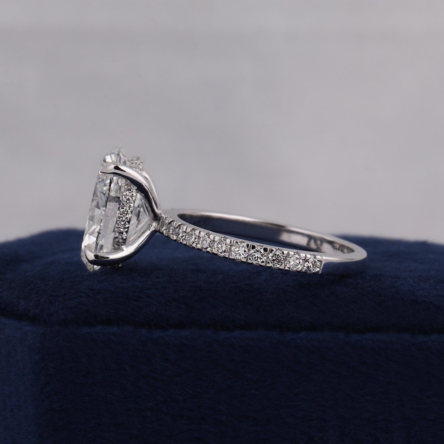5 ct Anillo de Compromiso con Diamante Ovalado Lab-Grown Halo Oculto y Banda Pavé