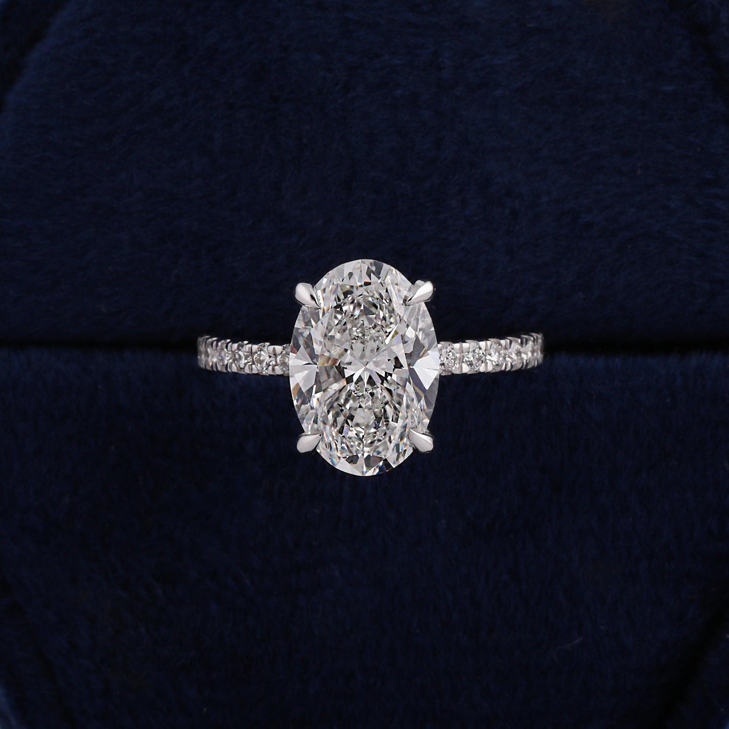 5 ct Anillo de Compromiso con Diamante Ovalado Lab-Grown Halo Oculto y Banda Pavé