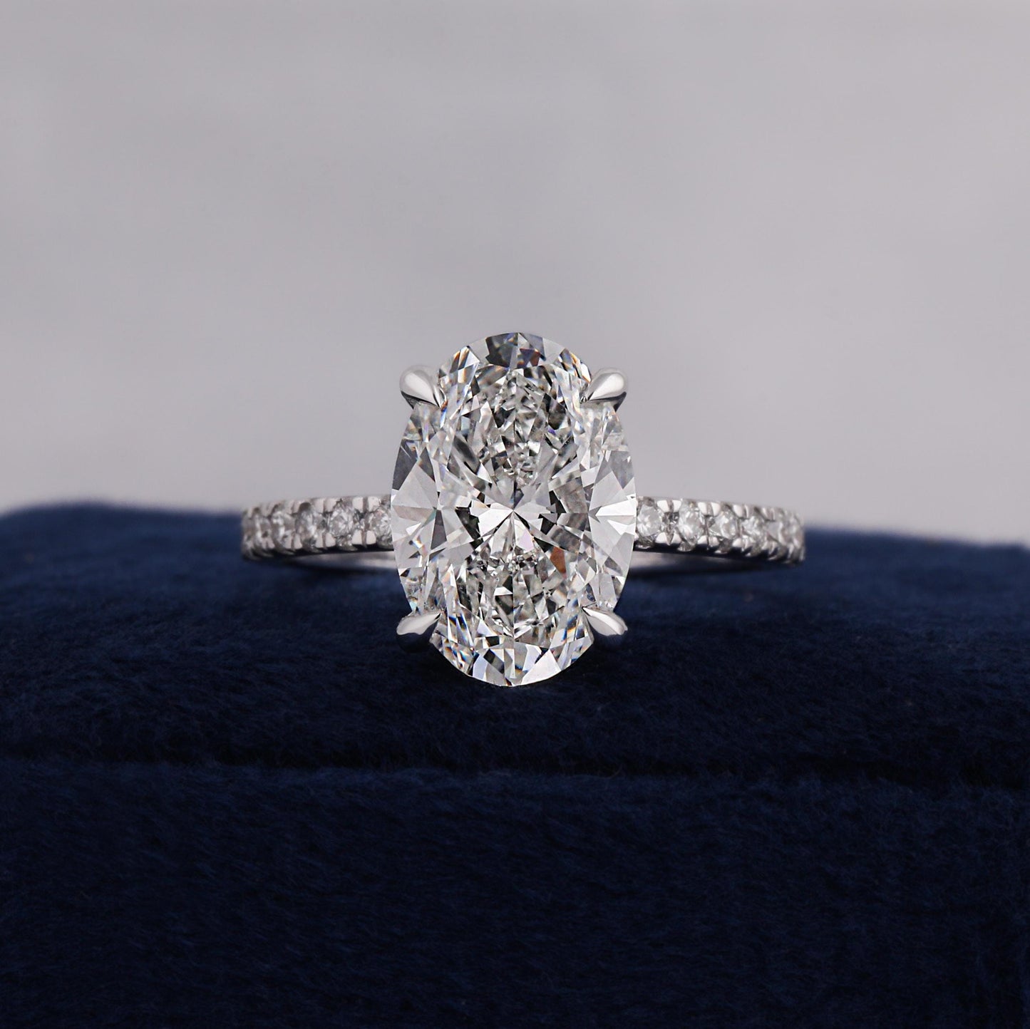 5 ct Anillo de Compromiso con Diamante Ovalado Lab-Grown Halo Oculto y Banda Pavé