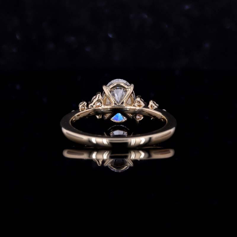 Hinata Anillo de Compromiso de Diamante Creado en Laboratorio 1. 75 ct Inspirado en la Naturaleza: Diseño de Rama y Hoja en Oro