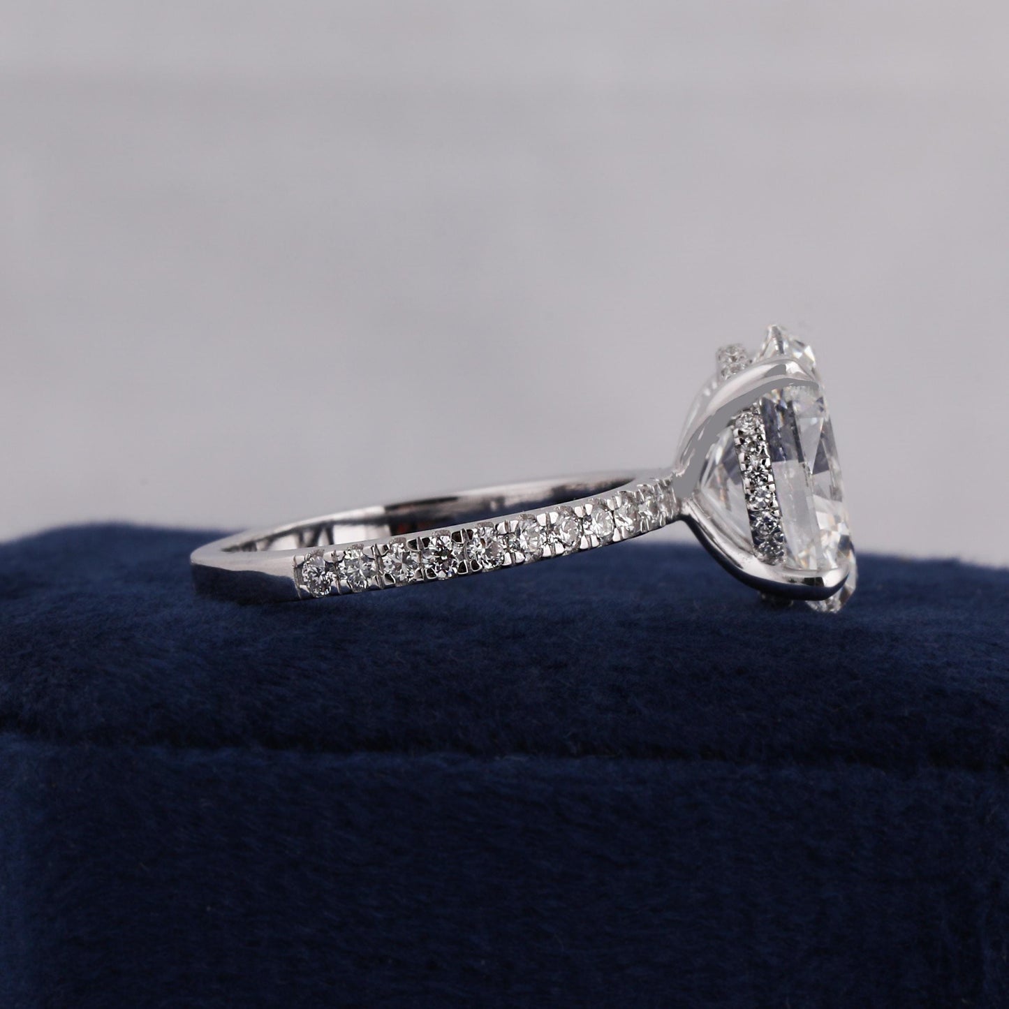 5 ct Anillo de Compromiso con Diamante Ovalado Lab-Grown Halo Oculto y Banda Pavé