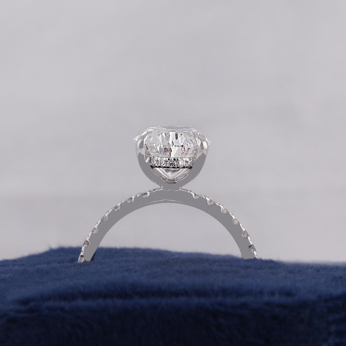 5 ct Anillo de Compromiso con Diamante Ovalado Lab-Grown Halo Oculto y Banda Pavé