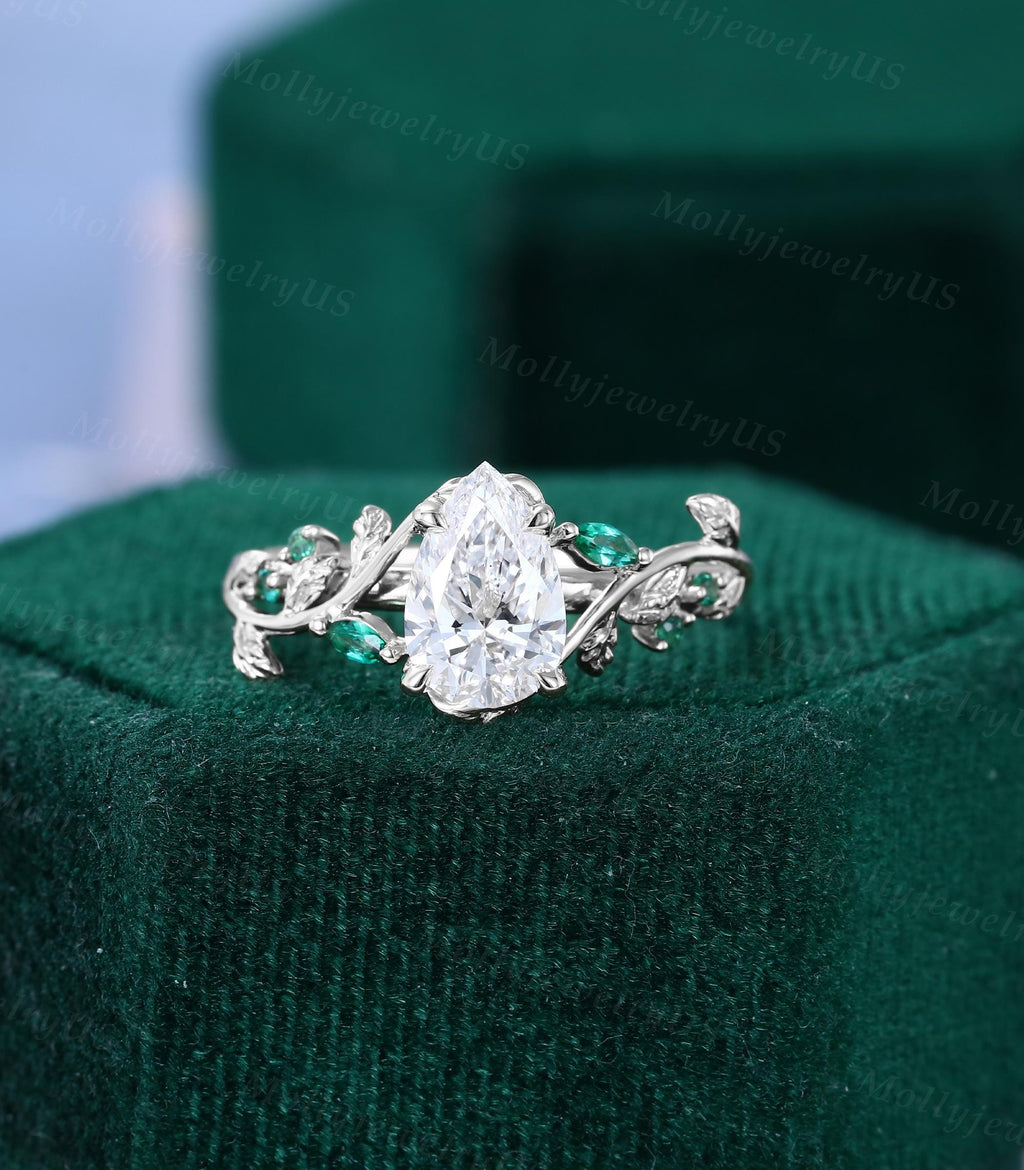 Sophie 1 ct Anillo de Compromiso Inspirado en la Naturaleza con Diamante verde de Laboratorio Corte Pera en Oro de 14K