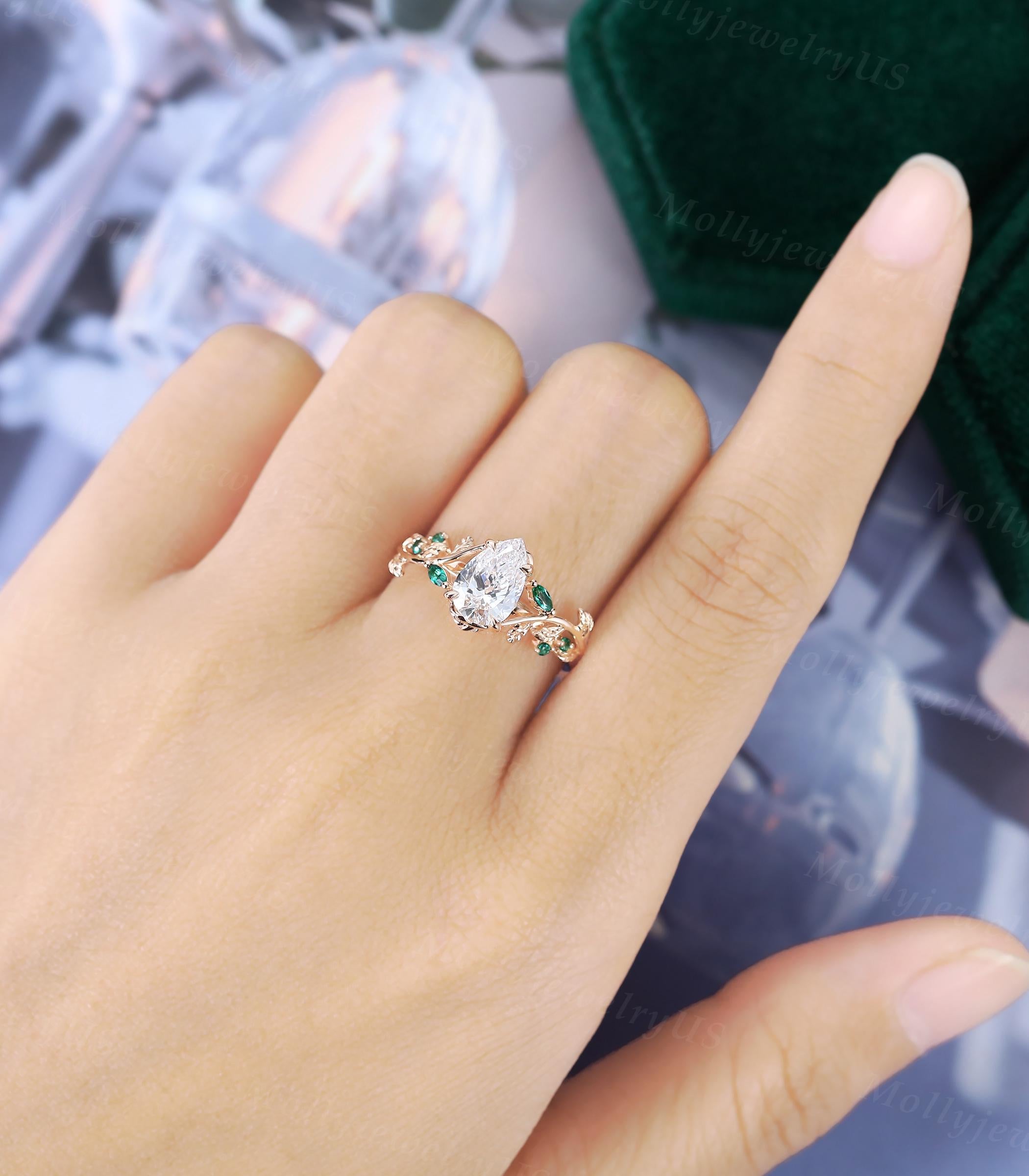 Sophie 1 ct Anillo de Compromiso Inspirado en la Naturaleza con Diamante verde de Laboratorio Corte Pera en Oro de 14K