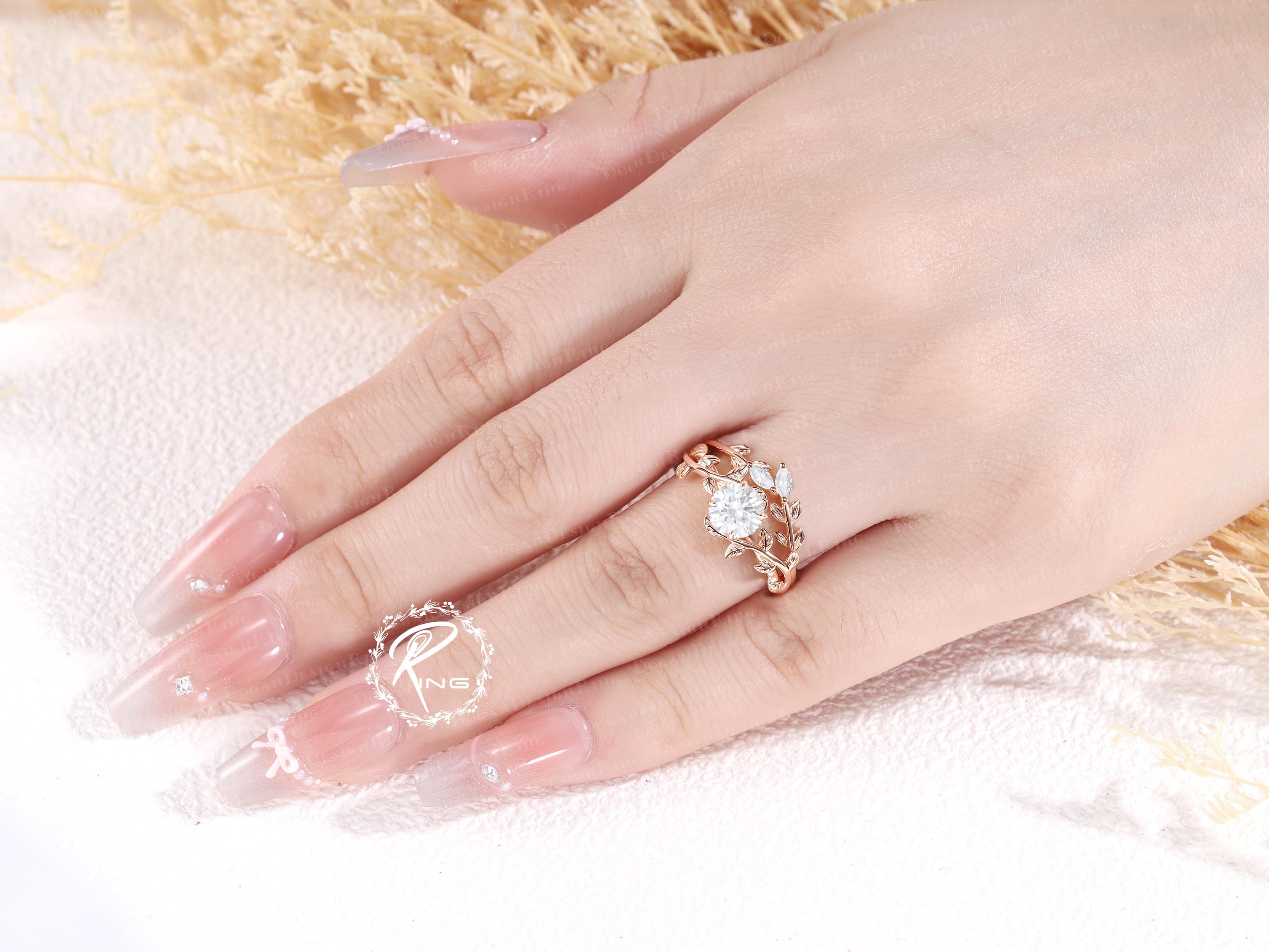 Kaia Set  Inspirado en la Naturaleza Anillo de Compromiso 1 Quilate + Argolla Vintage con Diamante de Laboratorio en Oro de 14K