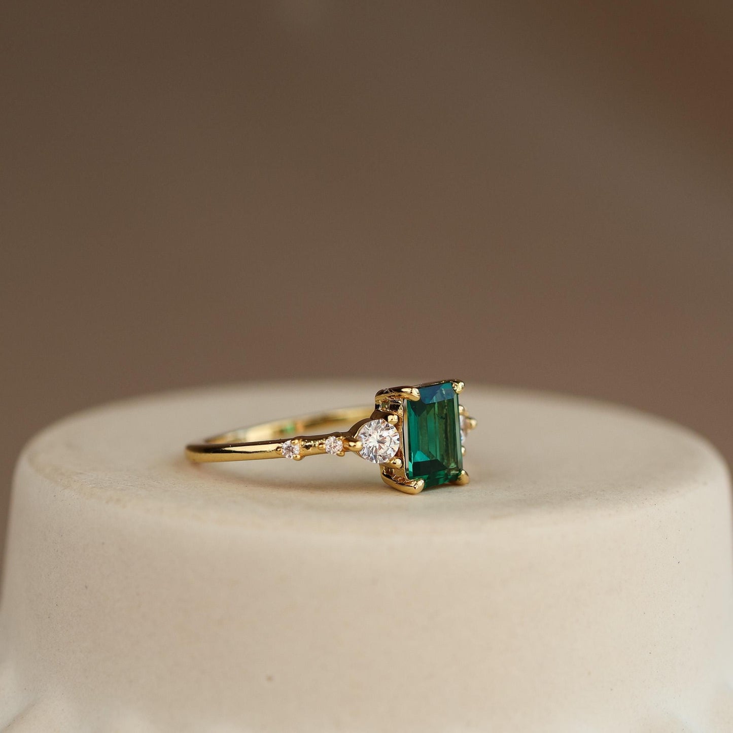 Anillo Art Deco con Esmeralda Lab-Grown Corte Esmeralda