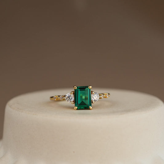 Anillo Art Deco con Esmeralda Lab-Grown Corte Esmeralda