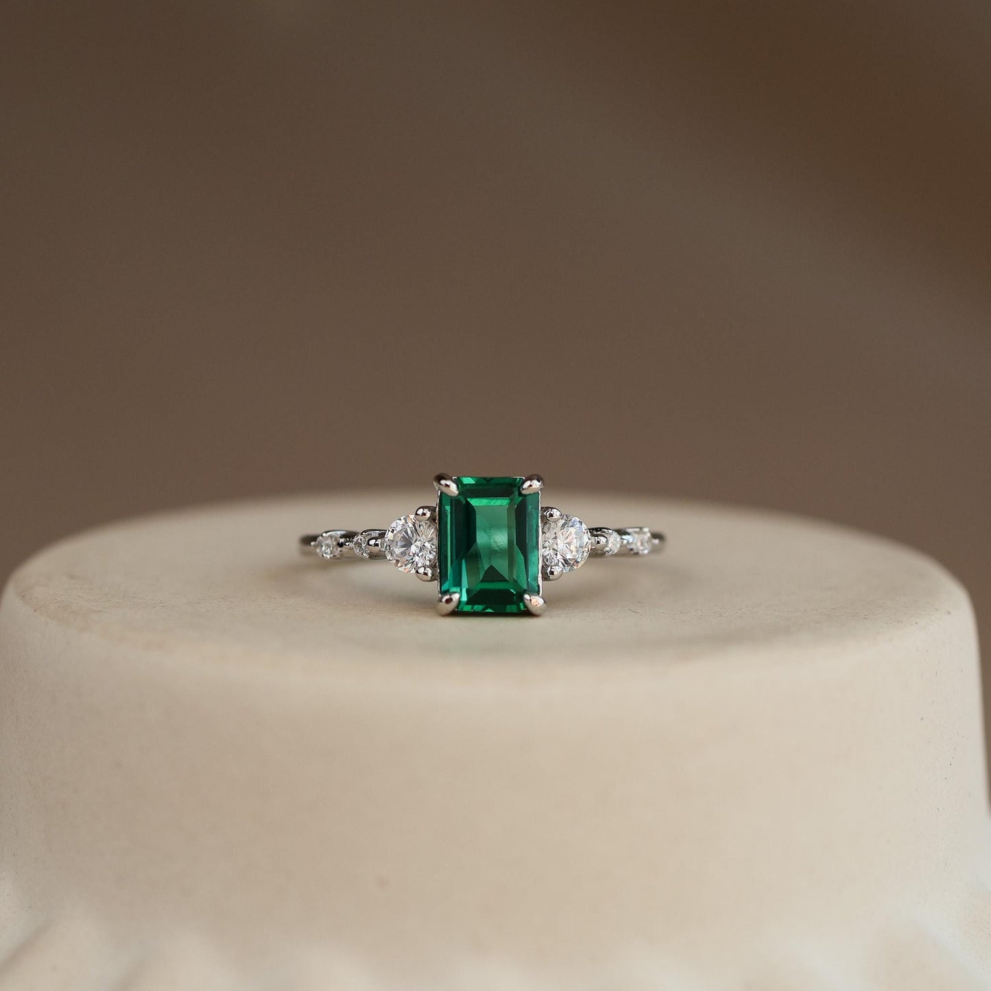 Anillo Art Deco con Esmeralda Lab-Grown Corte Esmeralda