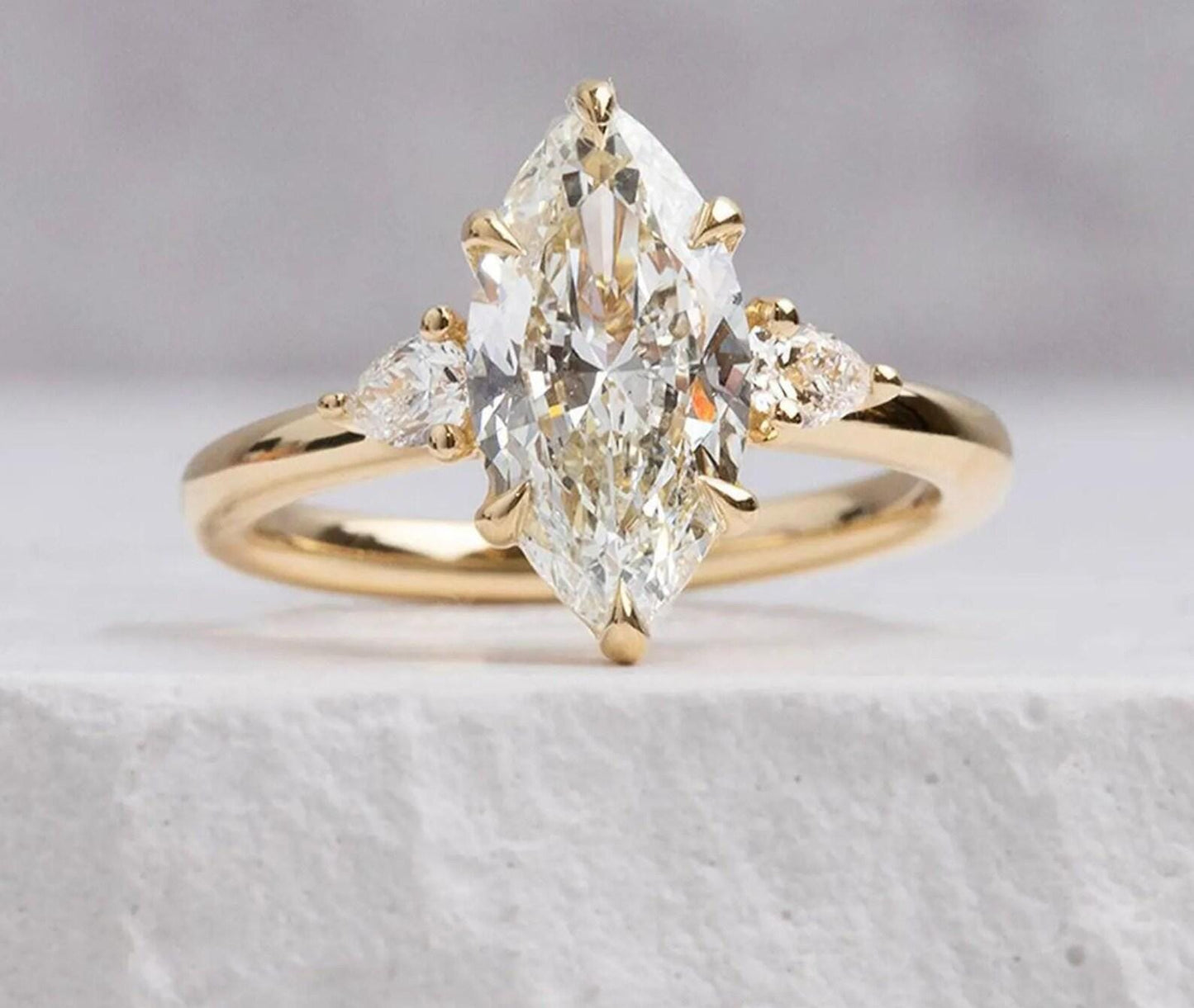3 ct Anillo de Compromiso de Tres Piedras Corte Marquise con Peras Laterales