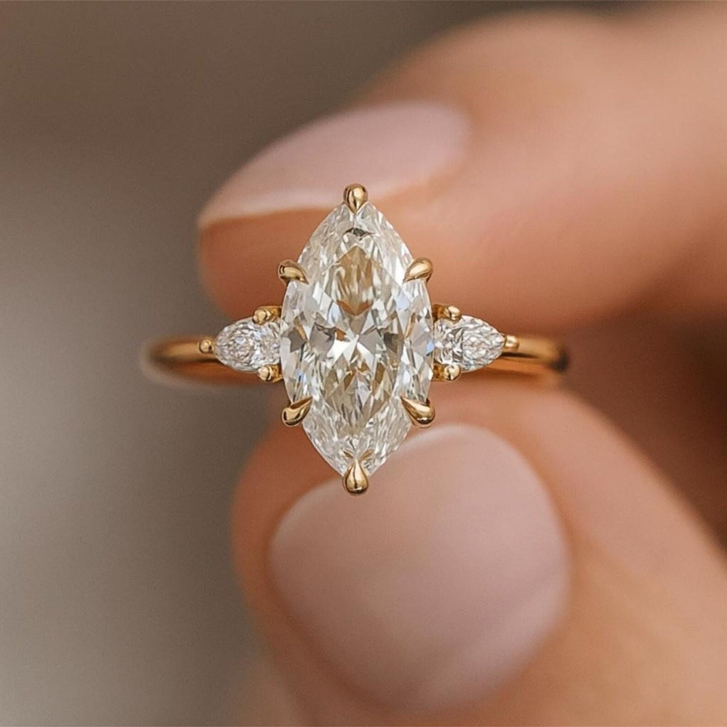 3 ct Anillo de Compromiso de Tres Piedras Corte Marquise con Peras Laterales
