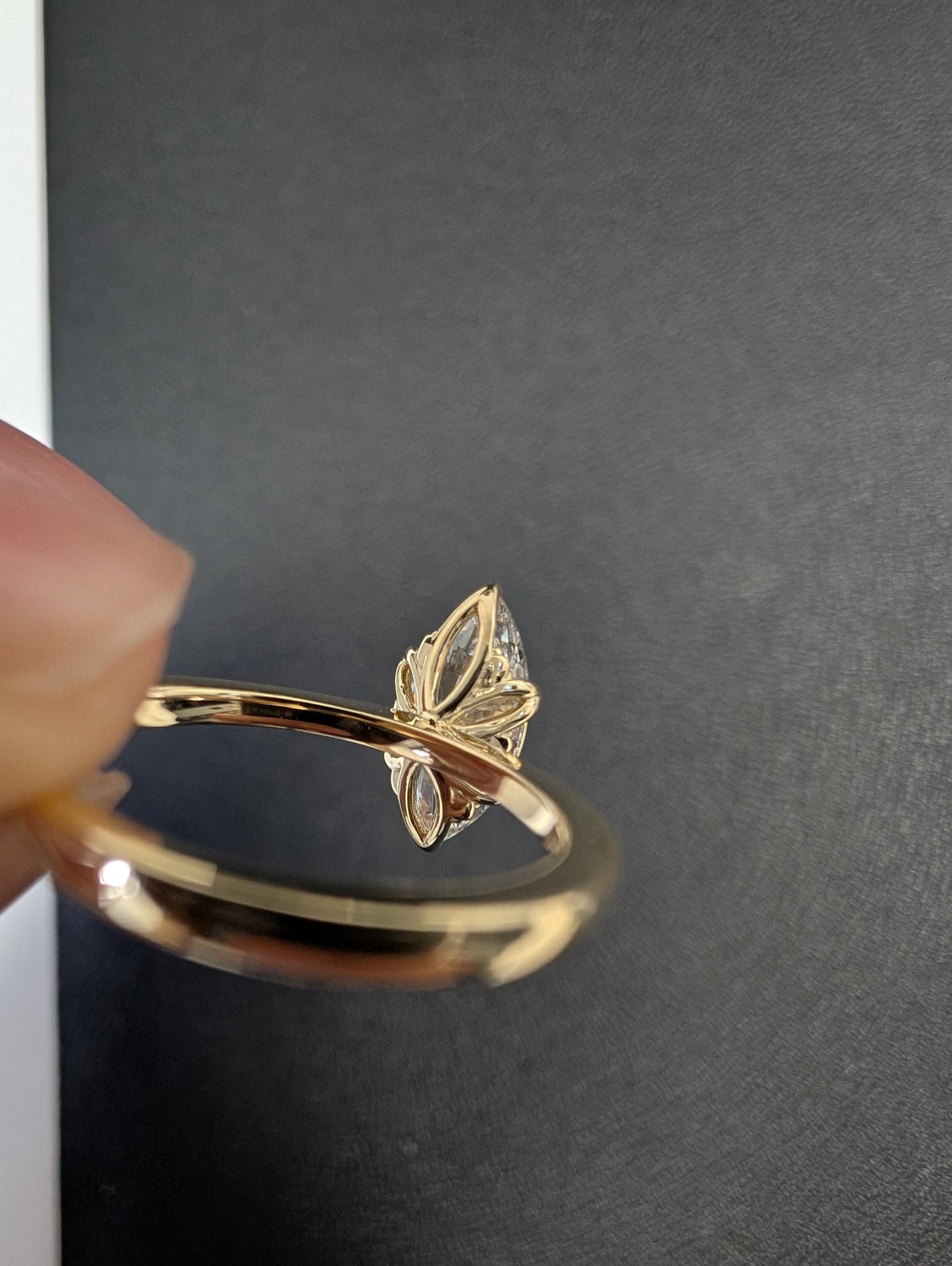 1 ct · Anillo de Compromiso Corte Marquise con Diamante Lab-Grown · Montura Tulipán de 6 Garras