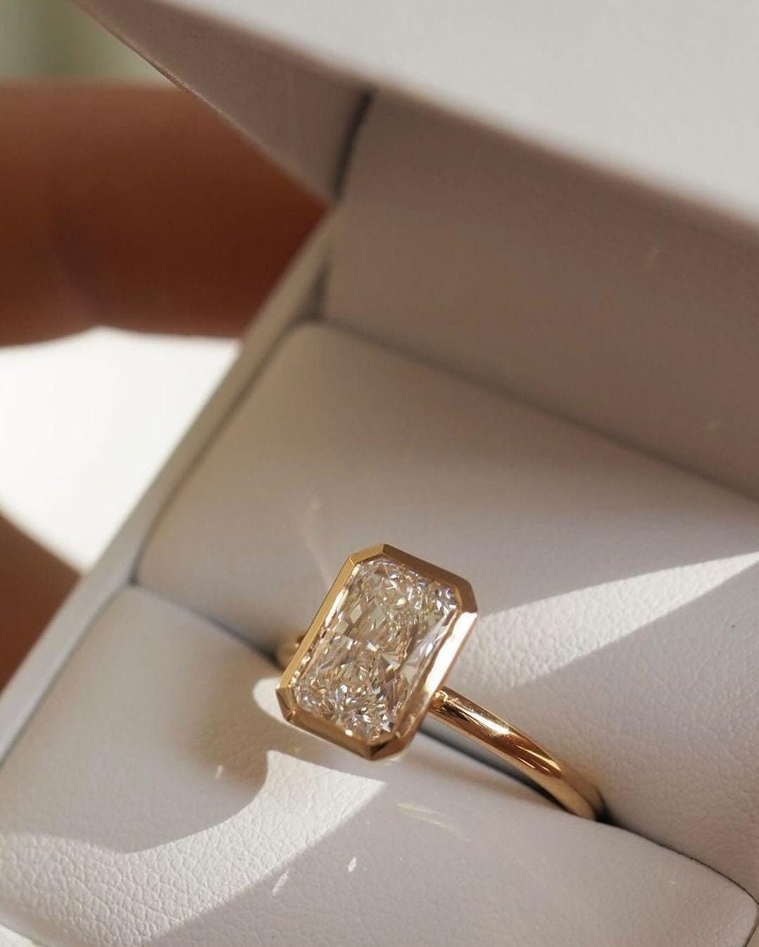 3 ct Anillo de Compromiso Solitario Corte Radiante con Montura Bezel
