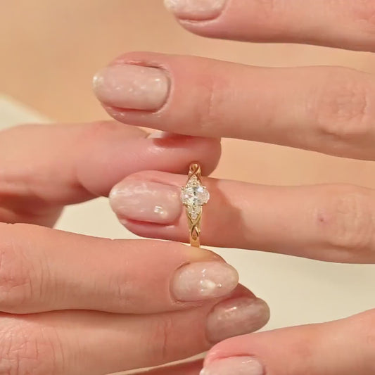 1 ct · Anillo de Compromiso Celta de Tres Piedras Corte Ovalado