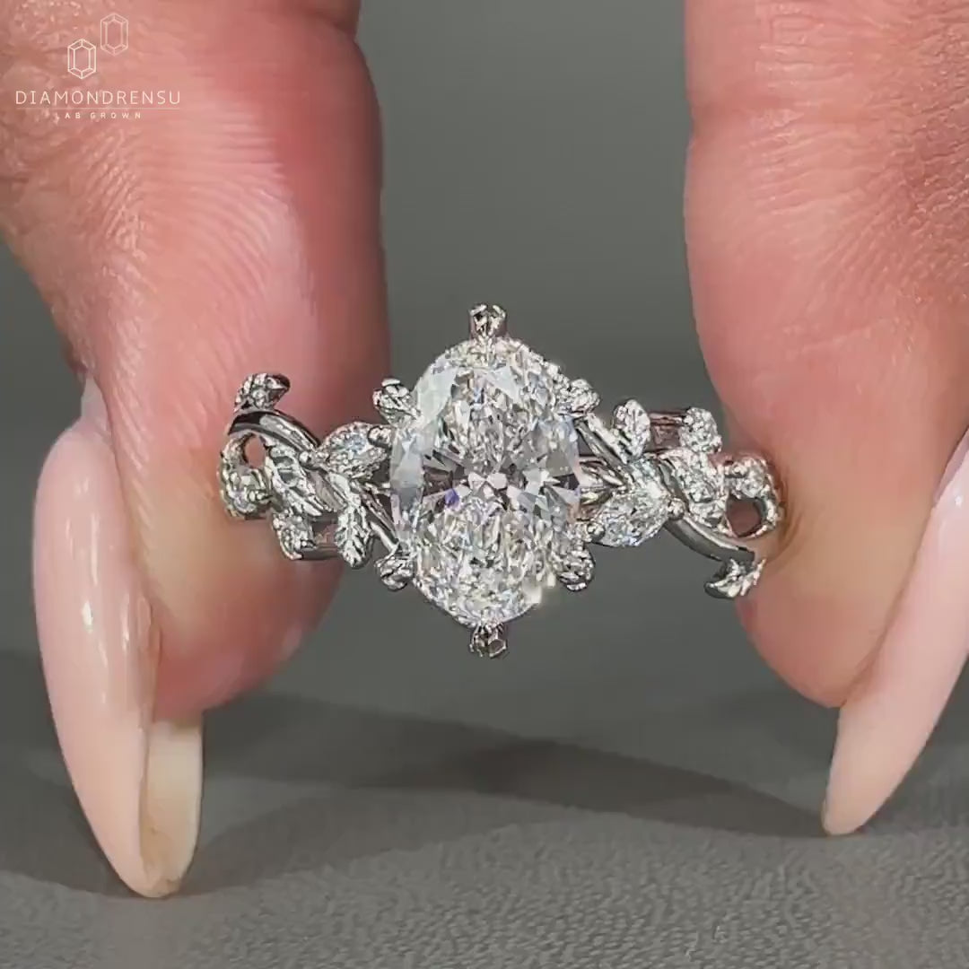 Suzu 1 ct Anillo de Compromiso Oval con Diseño de Hojas y Pétalos en Oro de 14K