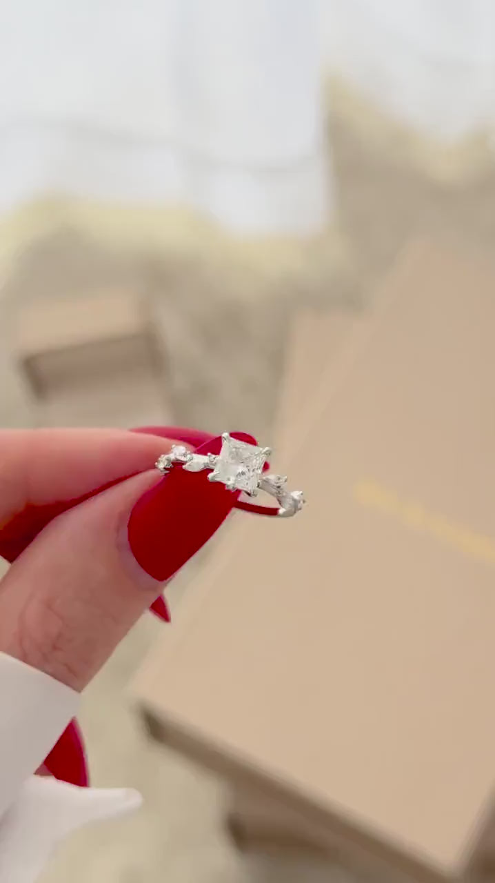 Mira Anillo de Compromiso de Diamante Princesa de Laboratorio de 1.2 Ct oro 14 k