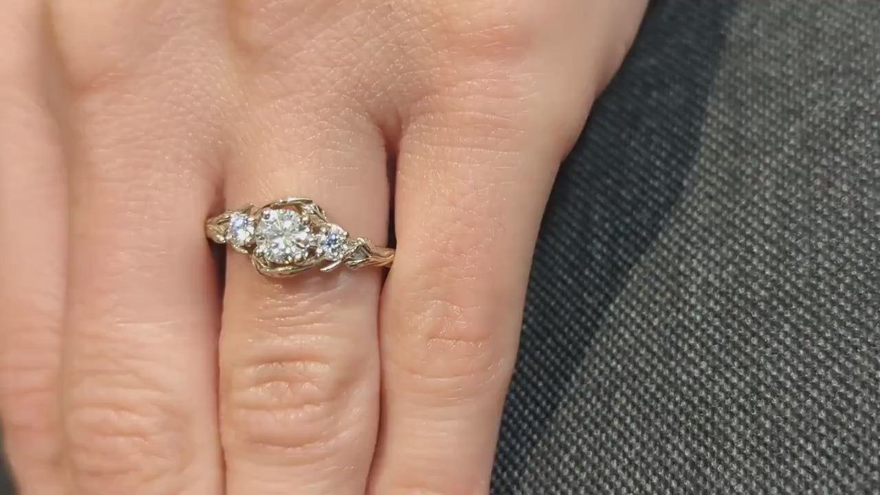 Galadriel Anillo de Compromiso con Banda de Hojas Diamante 0.50 ct en oro de 14 Kilates