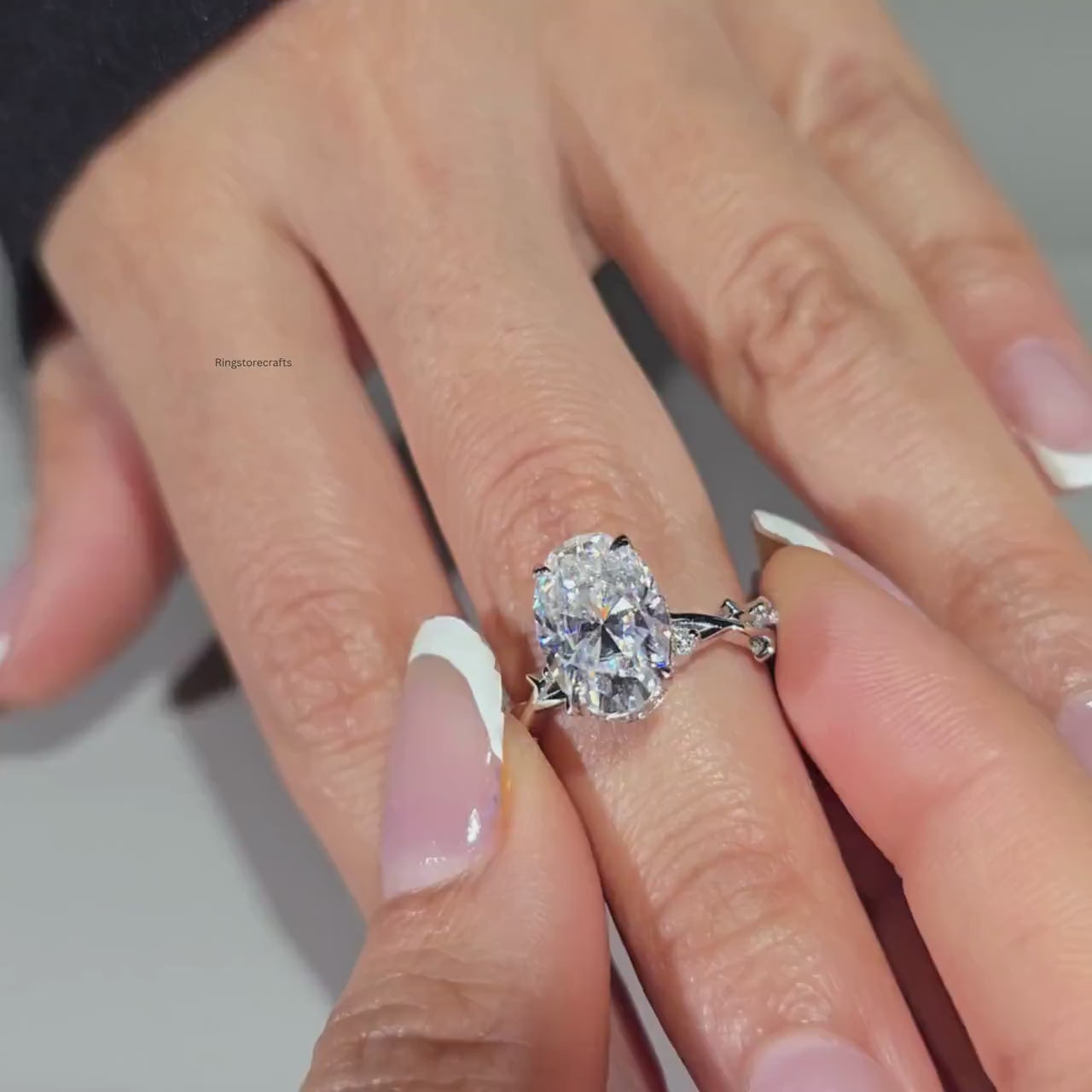 Seraphina Anillo con Patrón de Vides Florales y Diamante lab Oval 2.5 Ct