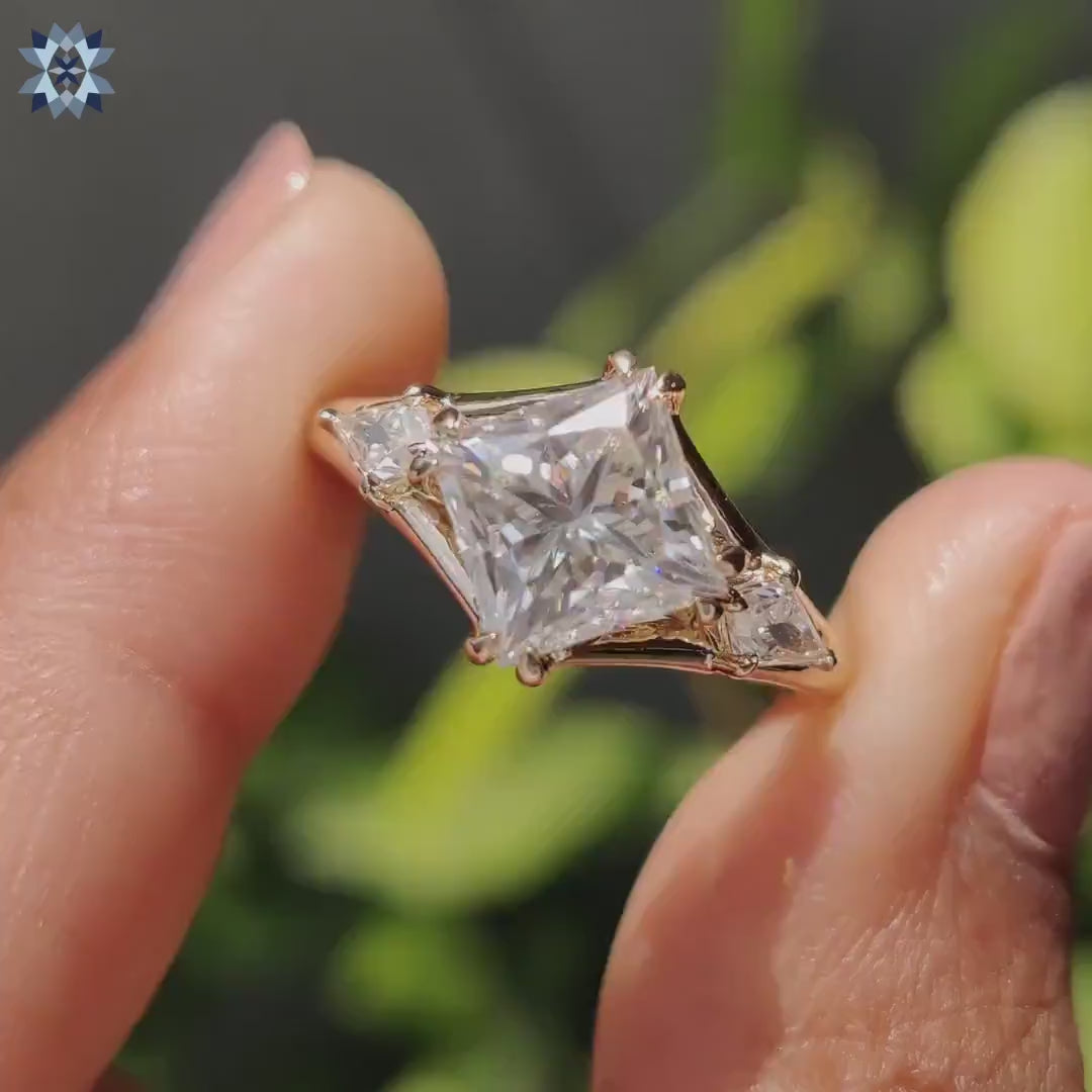 Niebla del Valle Anillo de Compromiso 3 Piedras con Diamante de Laboratorio Corte Princesa en Oro de 14K